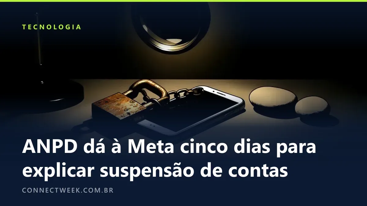 Celular trancado com cadeado e corrente sob uma lupa e a luz de um abajur