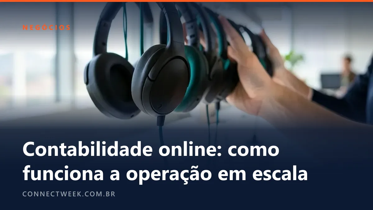 Fileira de headsets idênticos pendurados em ganchos acima de uma mesa compartilhada de escritório grande